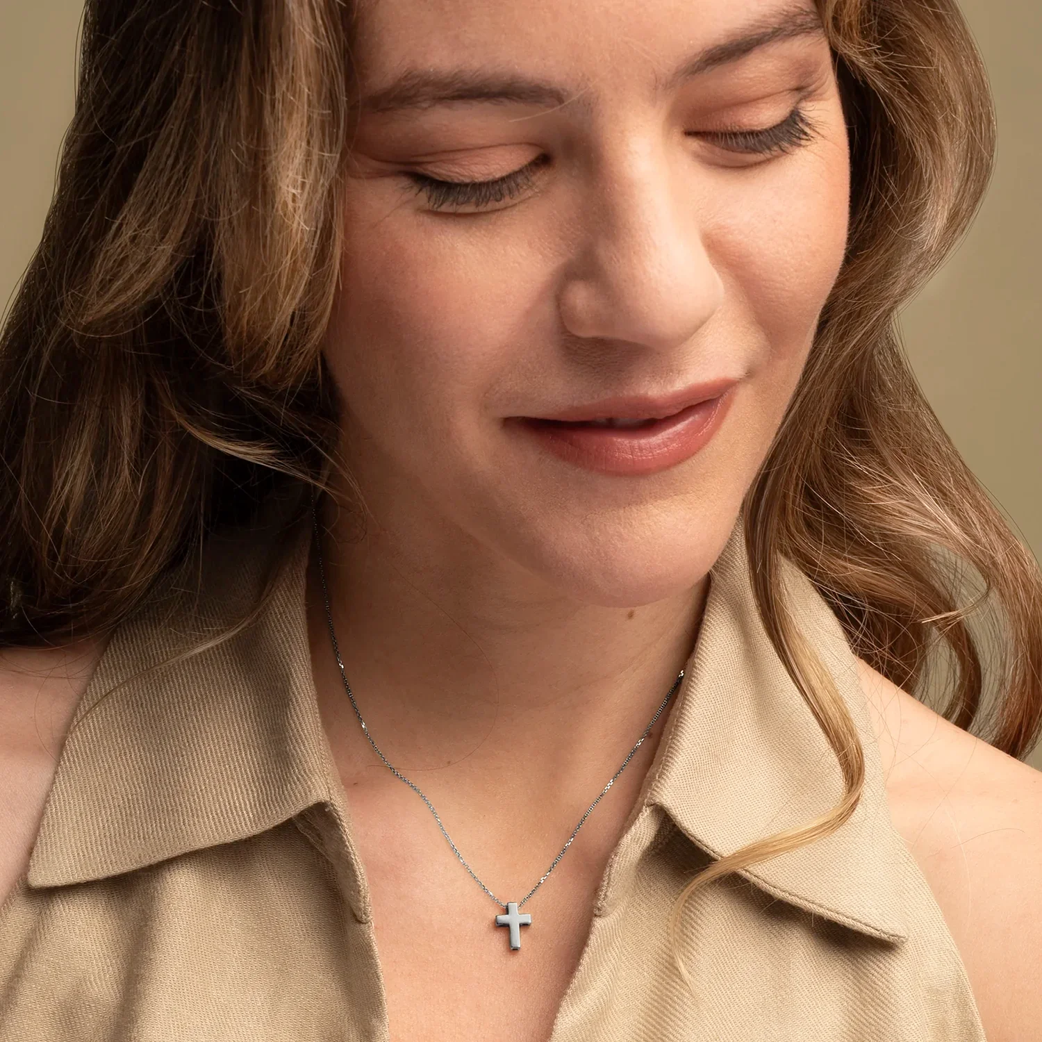 CROSS NECKLACE - WHITE GOLD - Image 2
