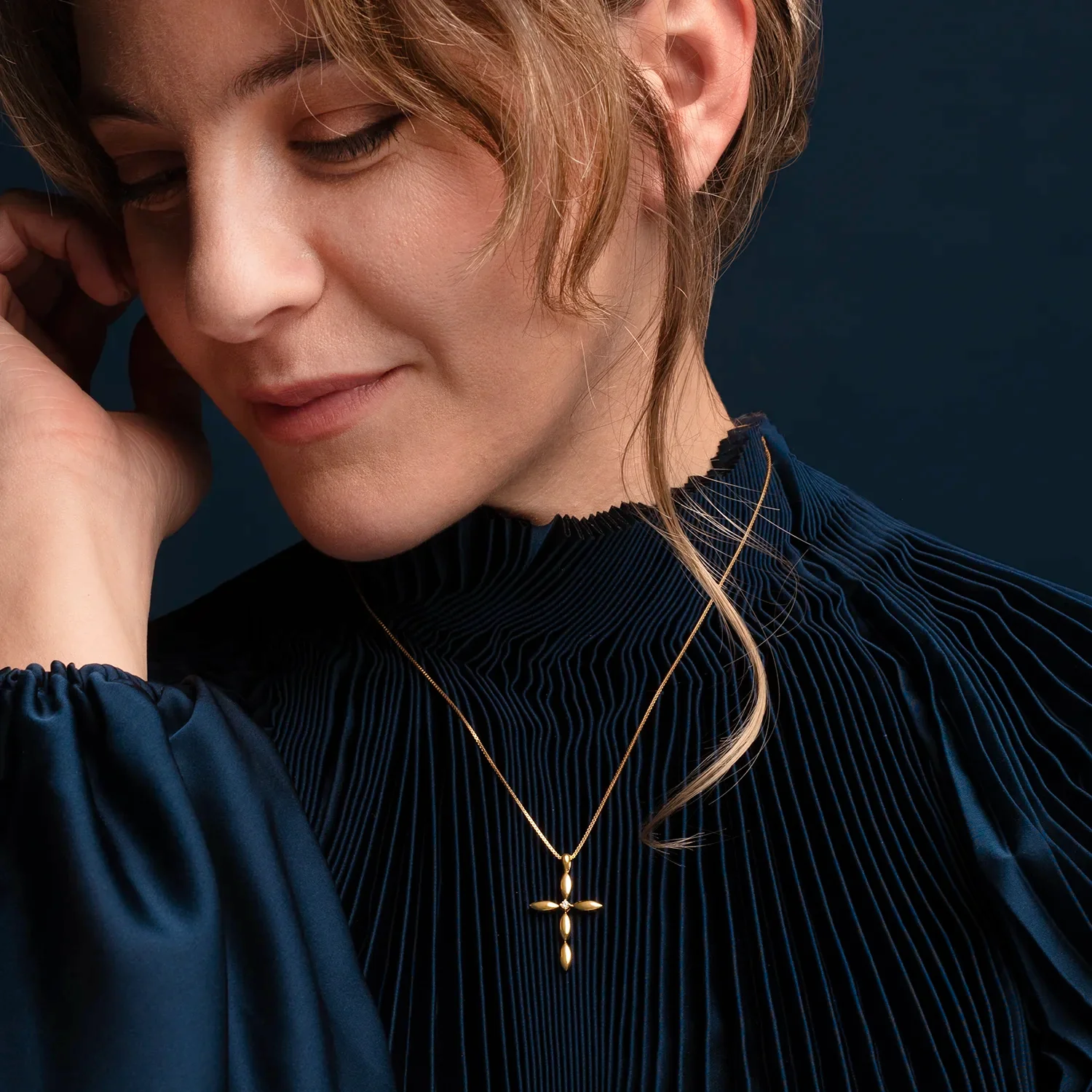 CROSS PENDANT - GOLD AND DIAMOND - Image 2