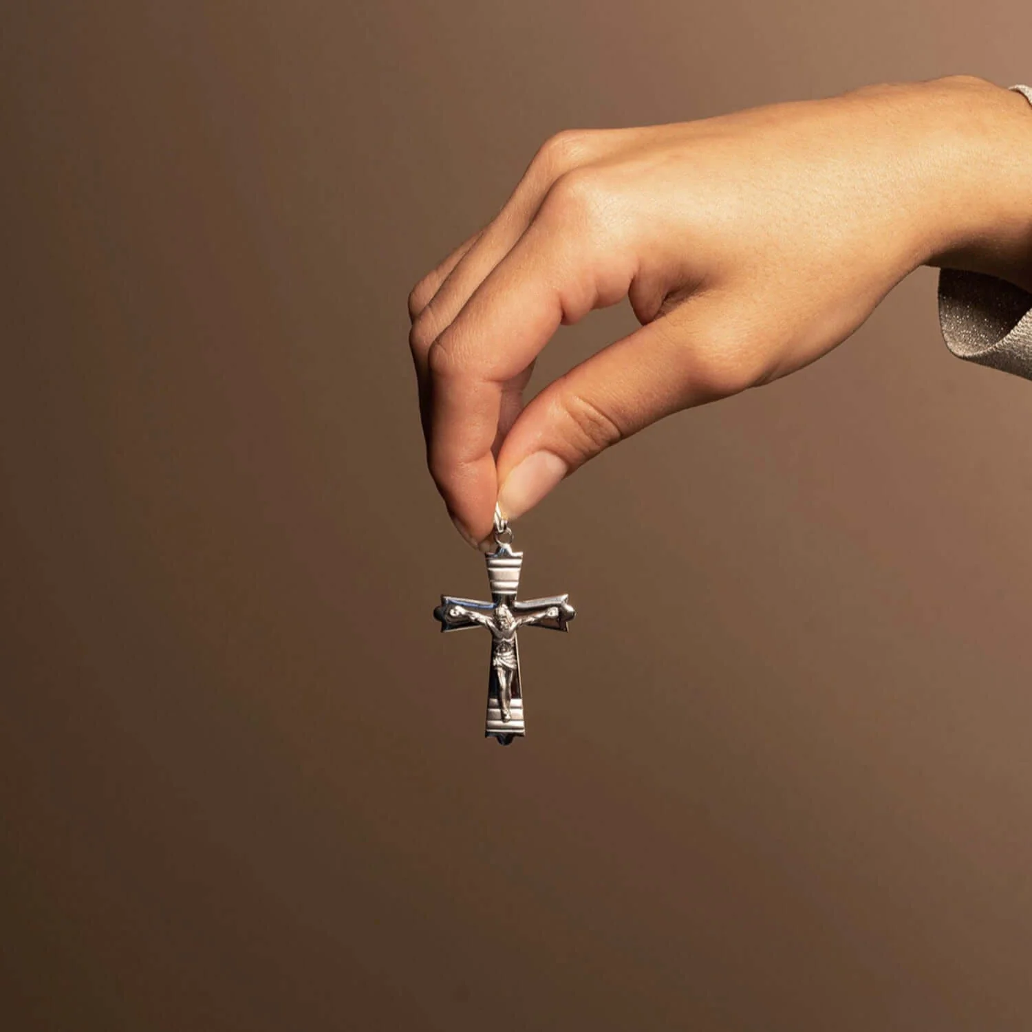 CRUCIFIX PENDANT - SILVER - Image 4
