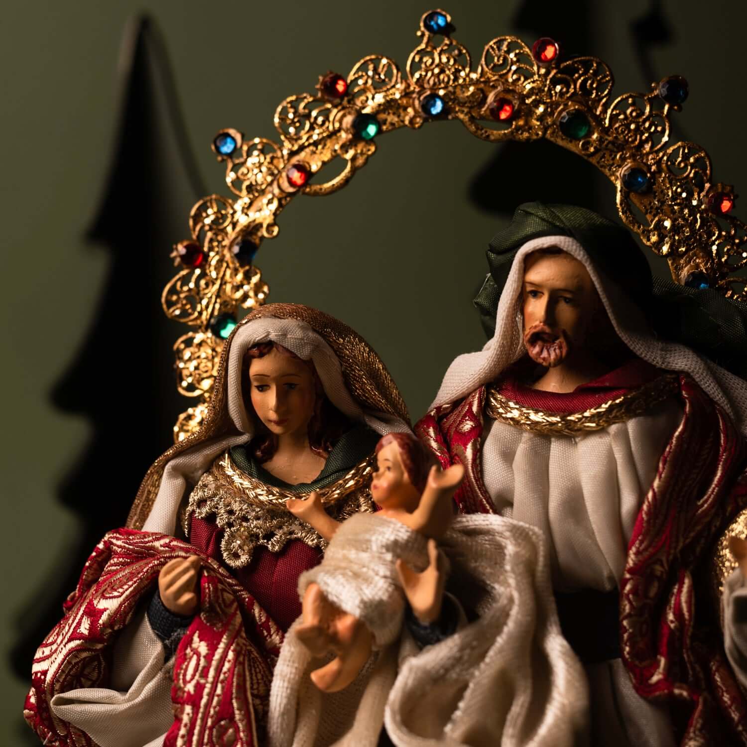 HOLY FAMILY - NATIVITY SET WITH FABRIC CLOTHING - Image 3