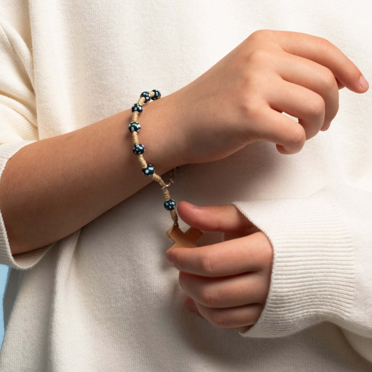 CHILDREN'S ROSARY BRACELET - WOOD - BLUE - Image 2