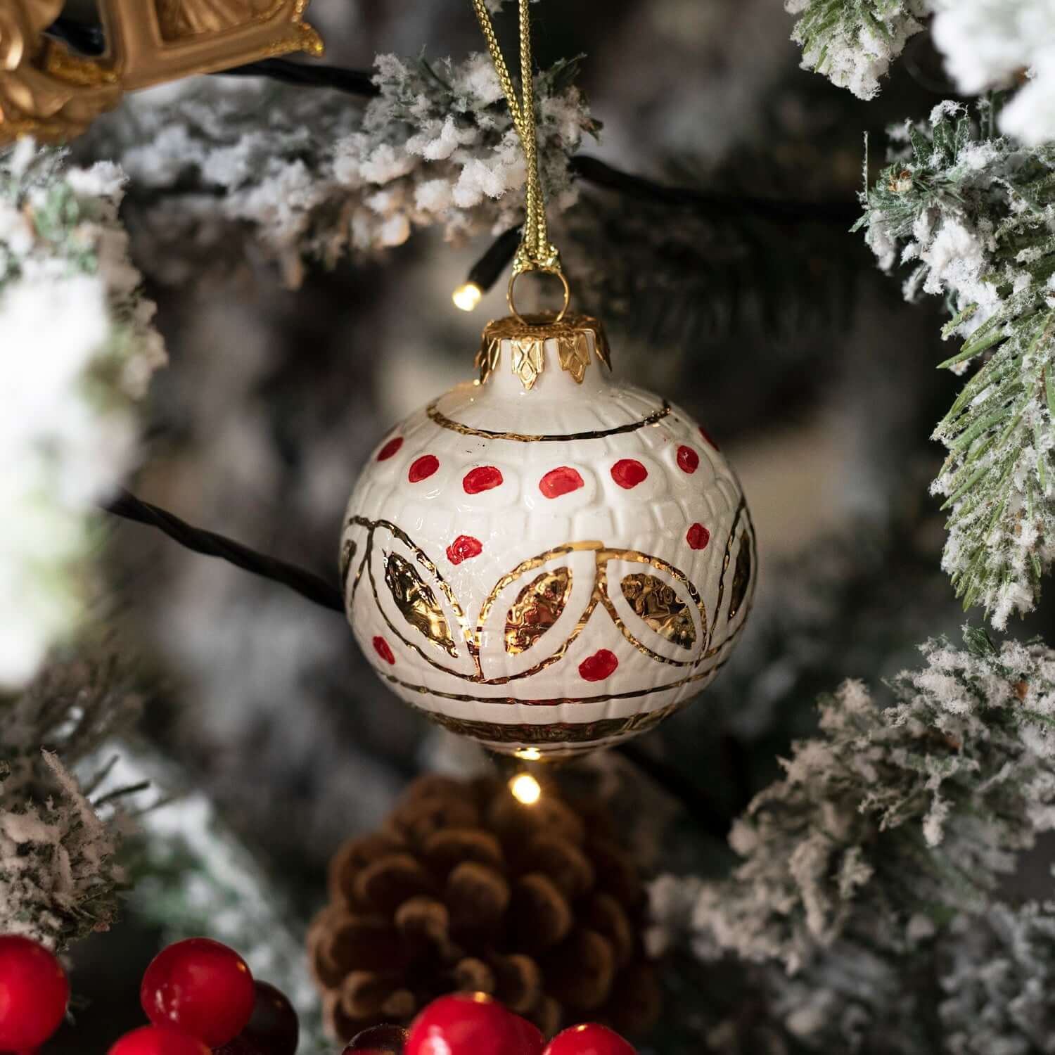 WHITE CHRISTMAS BAUBLE - CERAMIC - Image 2